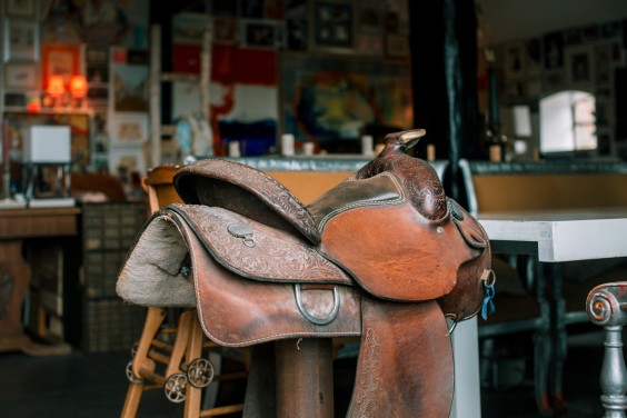 Deze kruk ontworpen door de broer van Nicole komt aan tafel in de boerderij helemaal tot zijn recht | Foto: Sheena Schouwink