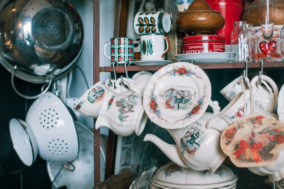 In een grote boerderij is er voldoende ruimte voor verzamelingen, zoals al dit servies uit de verzameling van Nicole | Foto: Sheena Schouwink