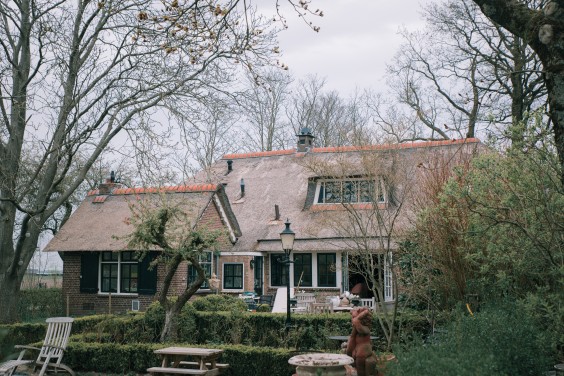 In deze prachtige dubbele boerderij in Putten wonen Nicole met haar vriend Arne en haar moeder | Foto: Sheena Schouwink