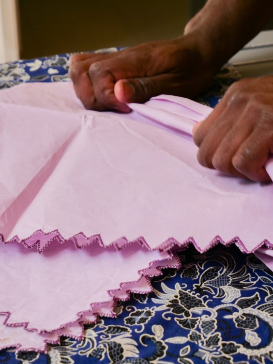 Andy vouwt een angisa met de Afrikaanse Batik stof | Fotografie: Mirjam Michielsen