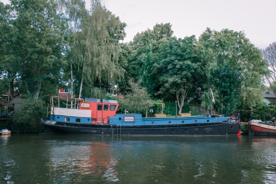 De Sputnik, de boot waar Ivo en Pepijn met dochter Keet hebben gewoond 