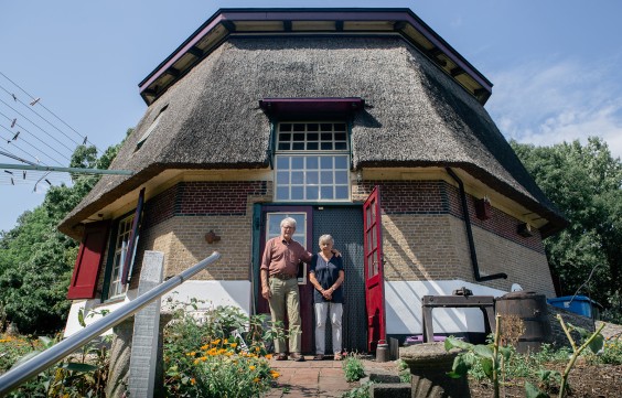 Jan en Mirjam voor de kleine molen in Delfgauw | Foto: Roos Eijmers