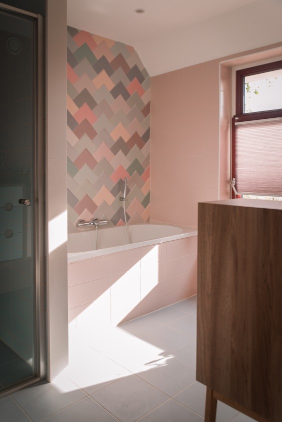 Kleurige badkamer | Foto: Sheena Schouwink