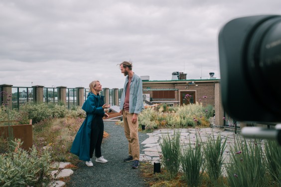 Marieke en Jan-Henk op het groene dak | Foto: Sheena Schouwink