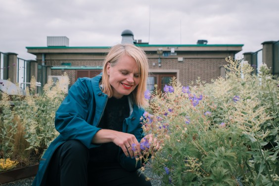 Onze expert Marieke op het groene dak | Foto: Sheena Schouwink