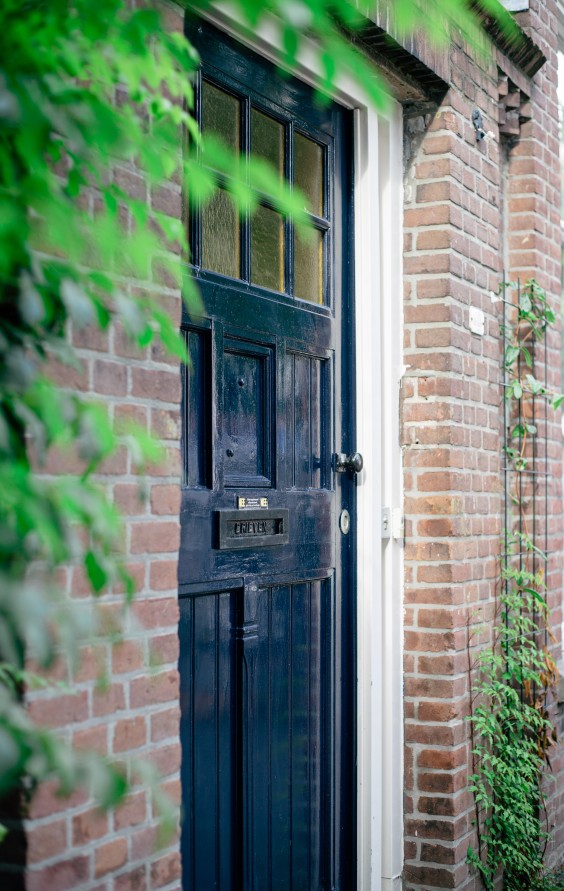 De voordeur van de woning in Den Haag | Foto: Roos Eijmers