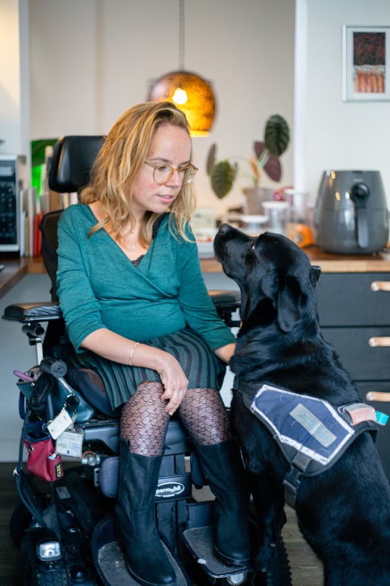 Jopie is goed gezelschap voor Anne en kan veel zorgtaken verrichten voor haar | Foto: Roos Eijmers