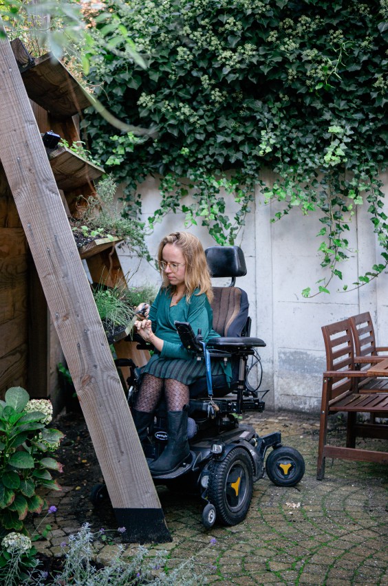 Anne in haar binnentuin in Den Haag | Foto: Roos Eijmers