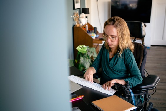 Anne heeft een prettige werkplek in haar huis | Foto: Roos Eijmers