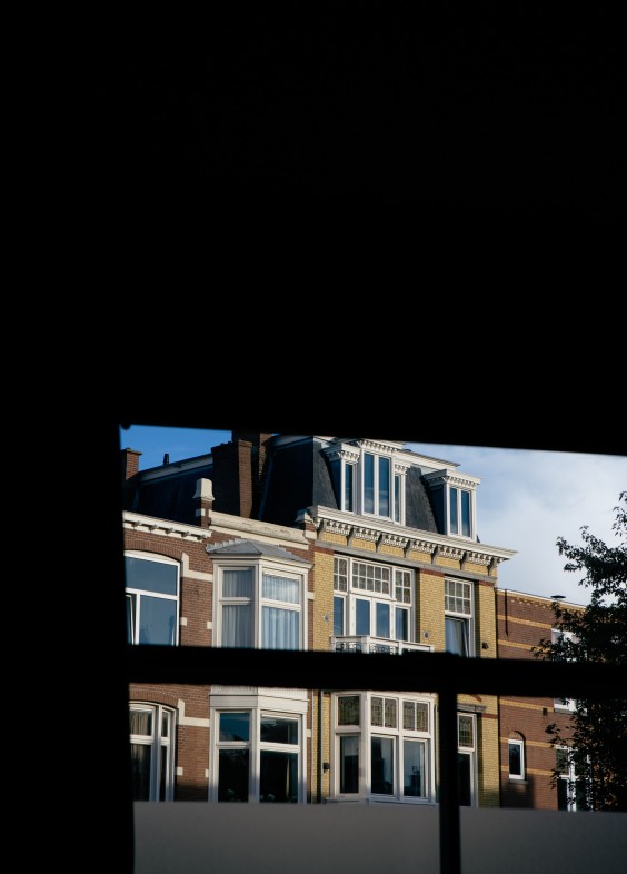 Met veel licht door de grote ramen in het huis | Foto: Roos Eijmers