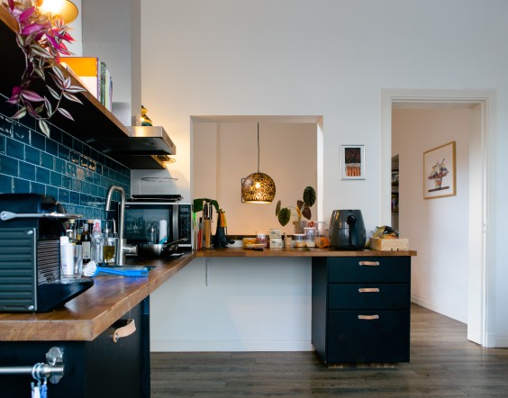 De keuken van Anne is zo ingericht dat zij er vanuit de rolstoel goed gebruik van kan maken | Foto: Roos Eijmers