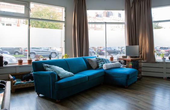 Anne's comfortabele woonkamer | Foto: Roos Eijmers