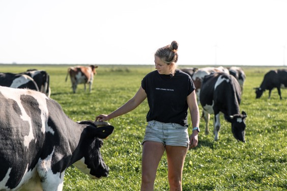 Vloggende boerin Welmoed Deinum | Fotografie: Marjon Lukje