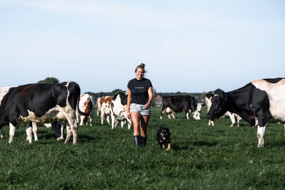 Vloggende boerin Welmoed Deinum | Fotografie: Marjon Lukje