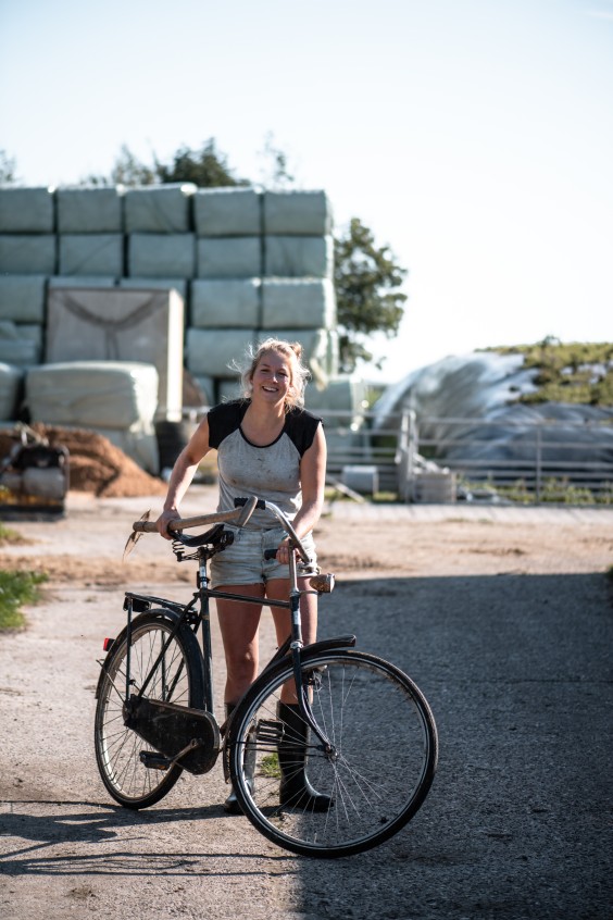 Vloggende boerin Welmoed Deinum | Fotografie: Marjon Lukje
