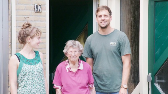 Floortje, Seya en Jeffrey voor hun huis