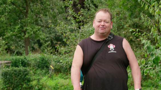 Manon onderhoudt met Jan en Simon moestuinen dichtbij Dordrecht | Still uit de uitzending