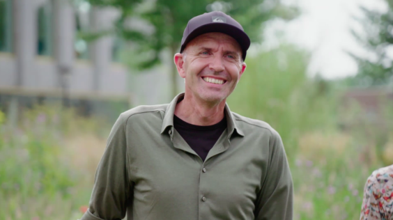 Edwin in de vlindertuin in Tiel | Afbeelding uit de uitzending