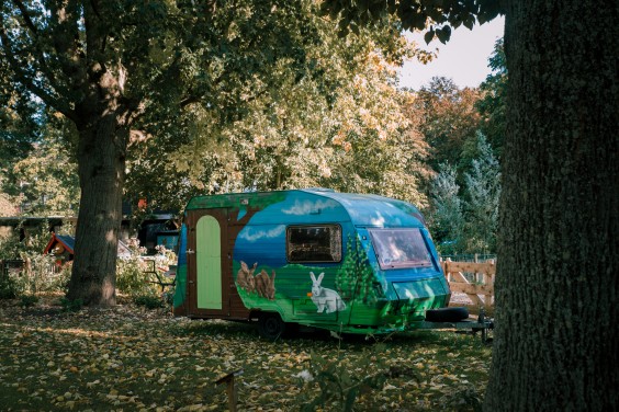 In de knuffelcaravan wordt volop geknuffeld | Fotografie: Sheena Schouwink