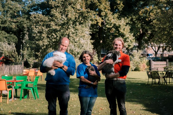 Eigenaar René en vrijwilligers | Fotografie: Sheena Schouwink
