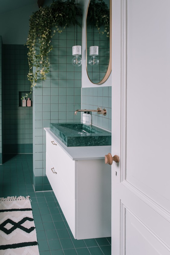 Badkamer met toilet met verschillende tinten groen | Foto Sheena Schouwink