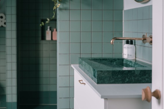 Badkamer met toilet met verschillende tinten groen | Foto Sheena Schouwink