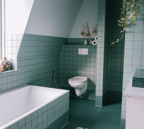 Badkamer met toilet met verschillende tinten groen | Foto Sheena Schouwink