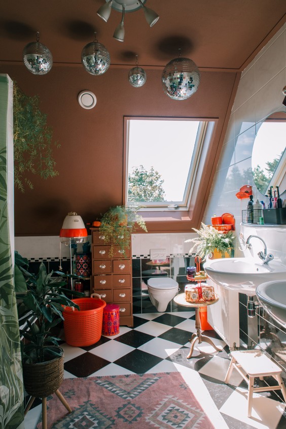 Funky jaren 70 badkamer met discoballen, zwart-wit tegels en natuurlijk veel oranje tinten in het interieur | Foto Sheena Schouwink.jpg