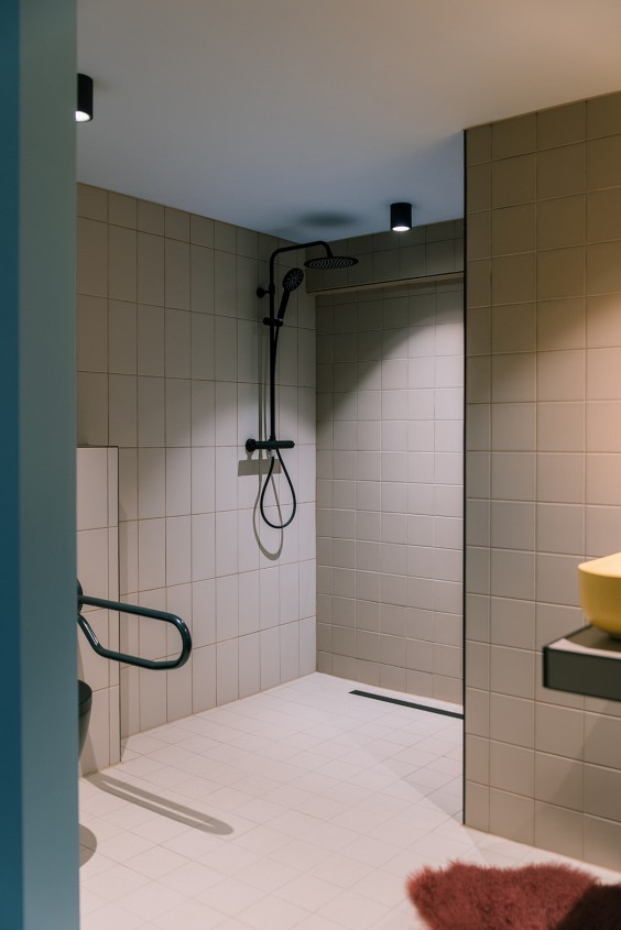 Kleurrijk jaren 80 design met diepe en felle kleuren in huis en in de badkamer | Foto Sheena Schouwink