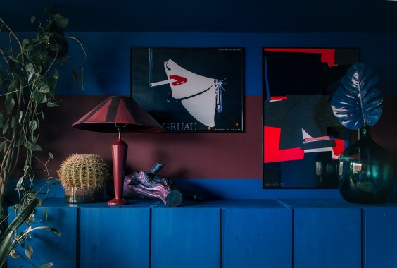 Kleurrijk jaren 80 design met diepe en felle kleuren in huis en in de badkamer | Foto Sheena Schouwink