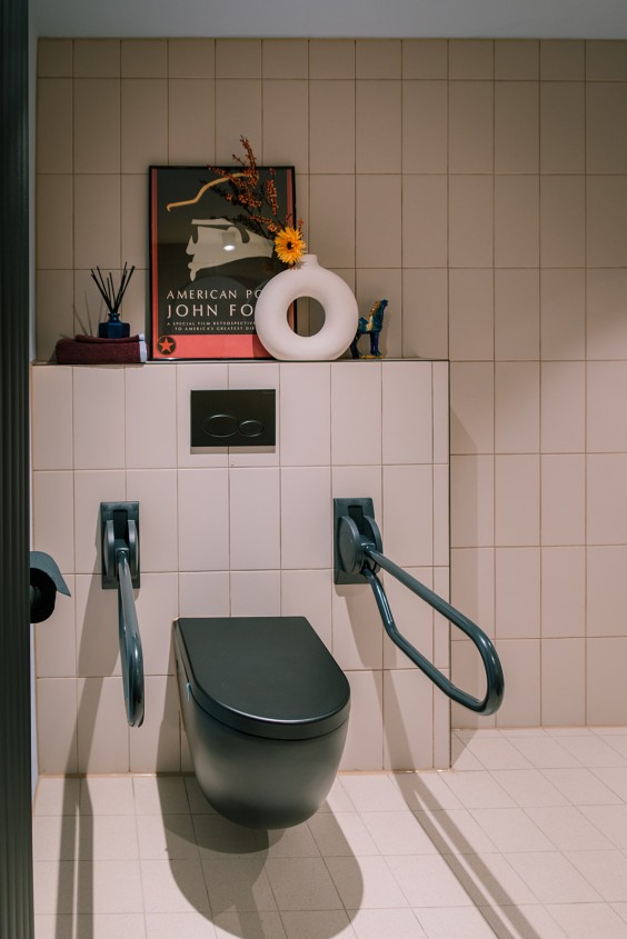 Kleurrijk jaren 80 design met diepe en felle kleuren in huis en in de badkamer | Foto Sheena Schouwink