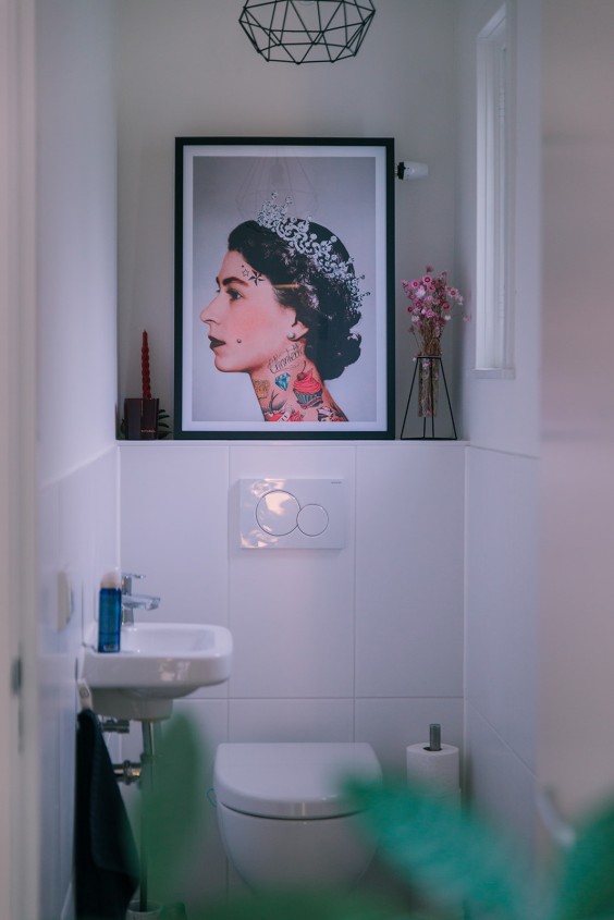 Een prachtig schilderij steelt de show op dit toilet | Foto Sheena Schouwink.jpg