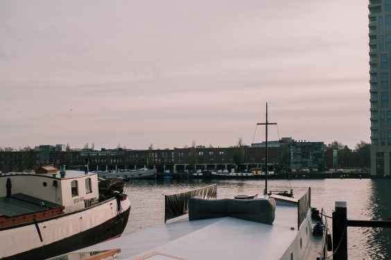 Strakke woonboot Amsterdam | Fotografie: Sheena Schouwink