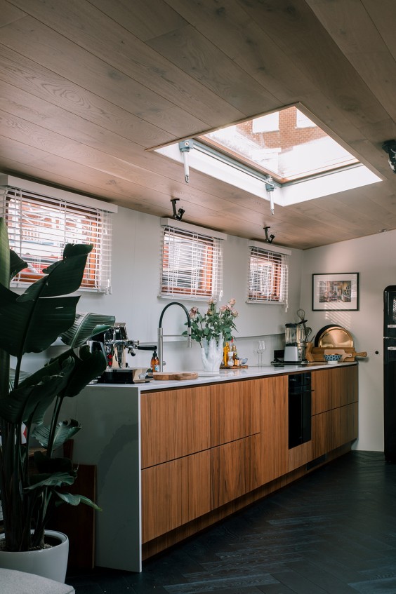 Strakke woonboot Amsterdam interieur | Fotografie: Sheena Schouwink