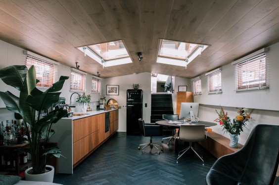 Strakke woonboot Amsterdam interieur | Fotografie: Sheena Schouwink