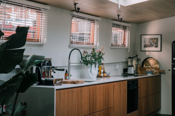 Strakke woonboot Amsterdam interieur | Fotografie: Sheena Schouwink