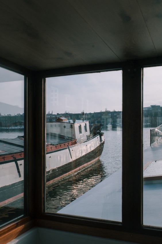 Strakke woonboot Amsterdam interieur | Fotografie: Sheena Schouwink