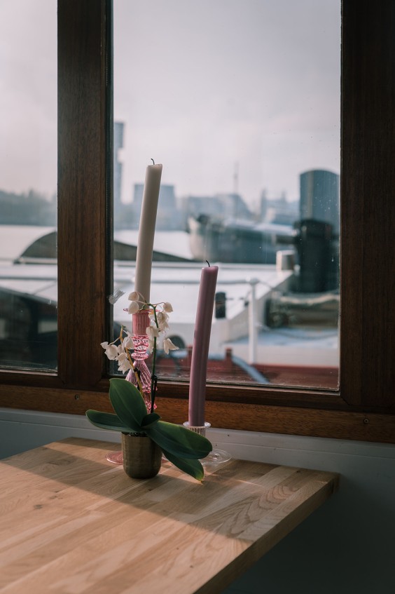 Strakke woonboot Amsterdam interieur | Fotografie: Sheena Schouwink
