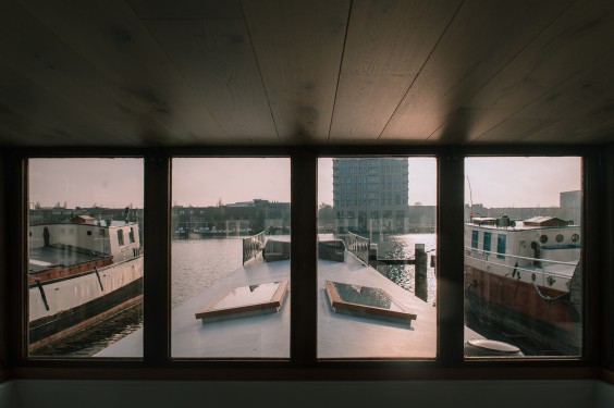 Strakke woonboot Amsterdam interieur | Fotografie: Sheena Schouwink