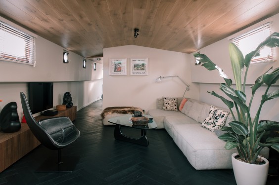 Strakke woonboot Amsterdam interieur | Fotografie: Sheena Schouwink