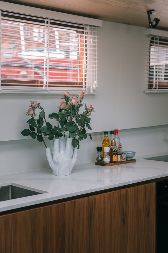 Strakke woonboot Amsterdam interieur | Fotografie: Sheena Schouwink