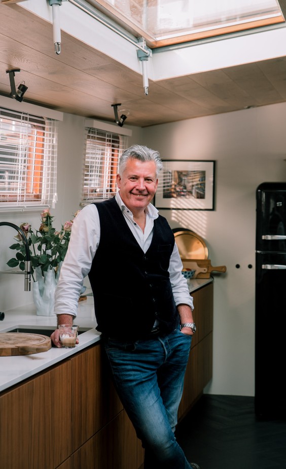 Strakke woonboot Amsterdam interieur | Fotografie: Sheena Schouwink