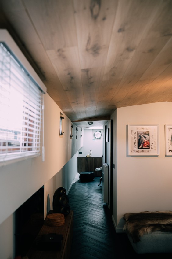 Strakke woonboot Amsterdam interieur | Fotografie: Sheena Schouwink