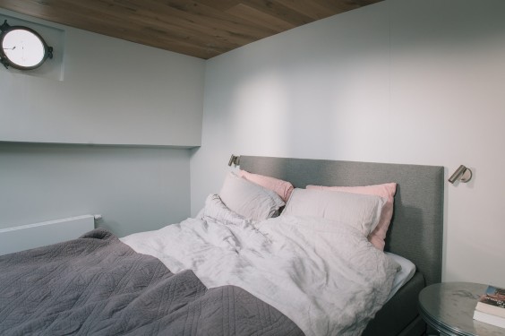 Strakke woonboot Amsterdam interieur | Fotografie: Sheena Schouwink