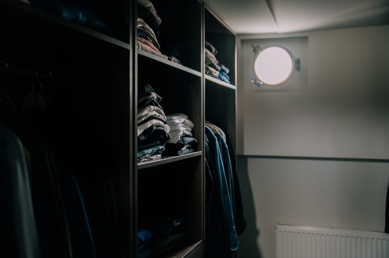 Strakke woonboot Amsterdam interieur | Fotografie: Sheena Schouwink