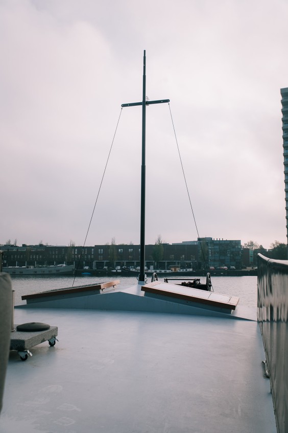 Strakke woonboot Amsterdam | Fotografie: Sheena Schouwink