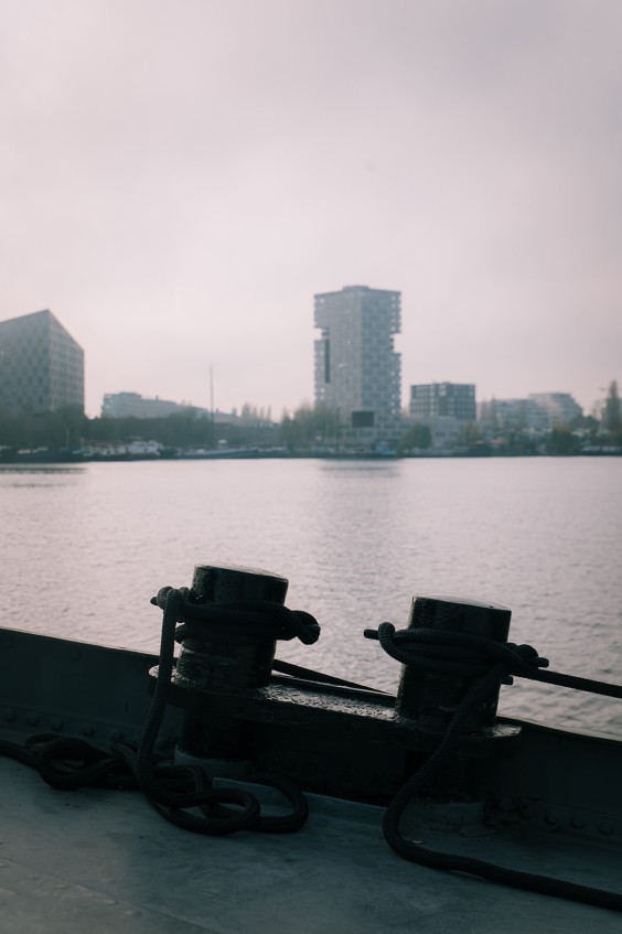 Strakke woonboot Amsterdam | Fotografie: Sheena Schouwink