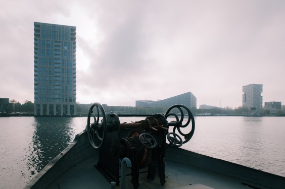 Strakke woonboot Amsterdam | Fotografie: Sheena Schouwink
