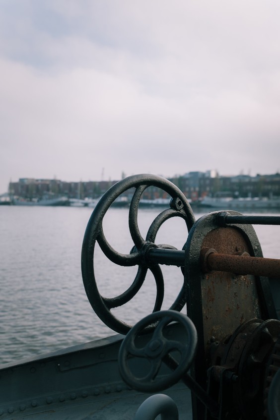 Strakke woonboot Amsterdam | Fotografie: Sheena Schouwink