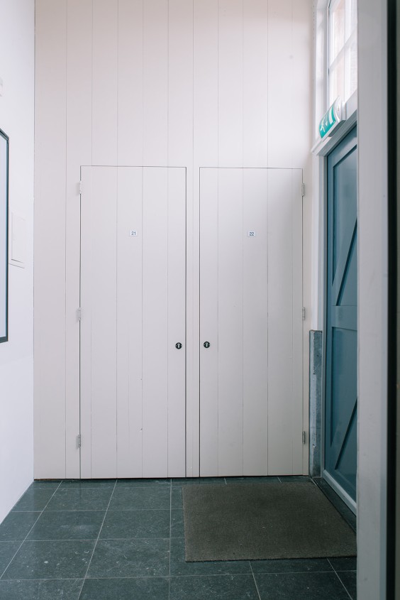 In deze witte hal verschuilt zich een zeer kleurrijk toilet | Foto Sheena Schouwink